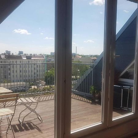 Helle Dachgeschosswohnung Fuer 8 Personen In Zentraler Lage Berlim Exterior foto