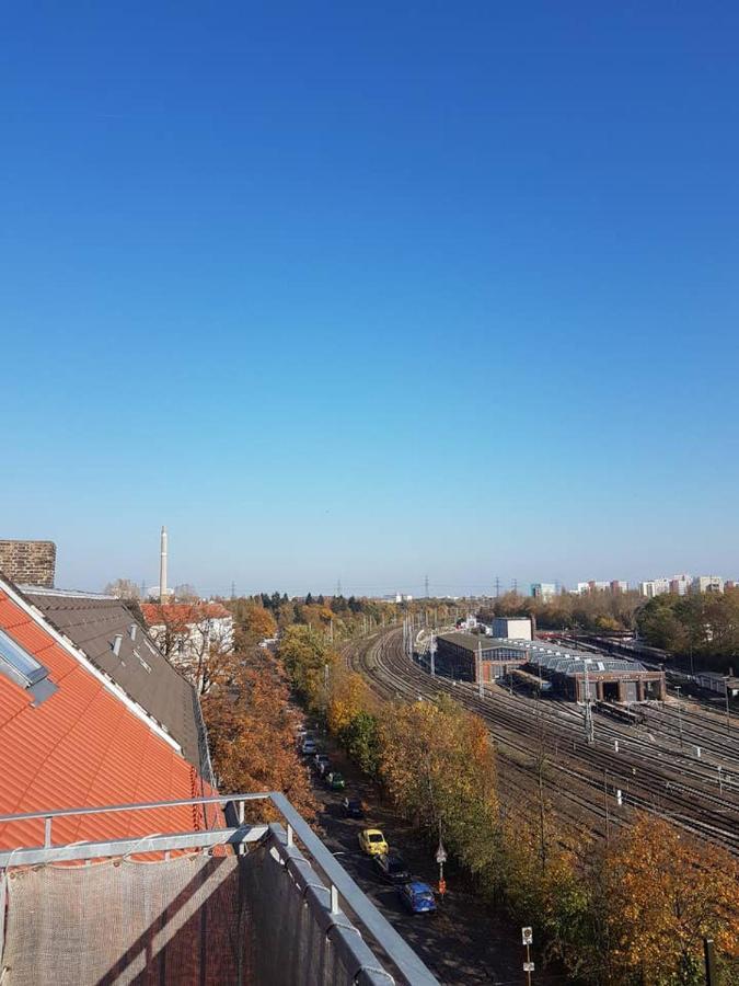 Helle Dachgeschosswohnung Fuer 8 Personen In Zentraler Lage Berlim Exterior foto