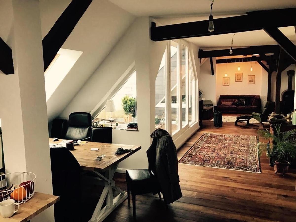 Helle Dachgeschosswohnung Fuer 8 Personen In Zentraler Lage Berlim Exterior foto