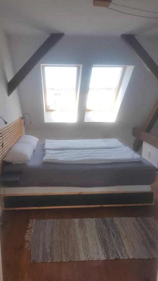 Helle Dachgeschosswohnung Fuer 8 Personen In Zentraler Lage Berlim Exterior foto