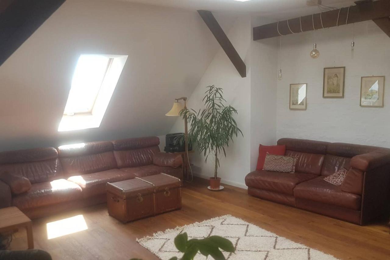 Helle Dachgeschosswohnung Fuer 8 Personen In Zentraler Lage Berlim Exterior foto